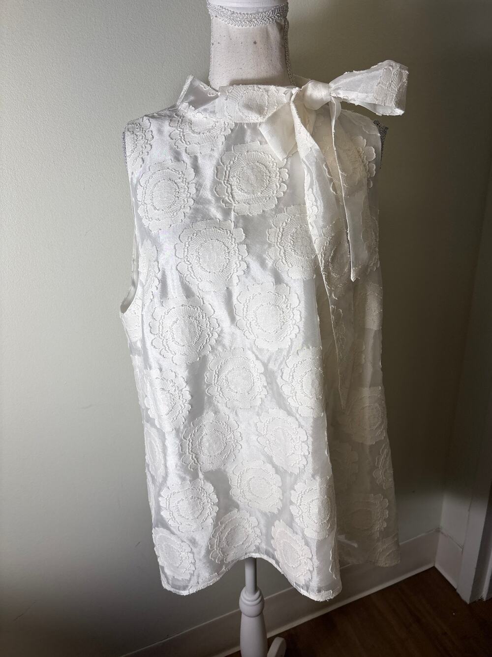 Pearl by Lela Rose White Applique Mock Neck Sleeveless Top Sz L